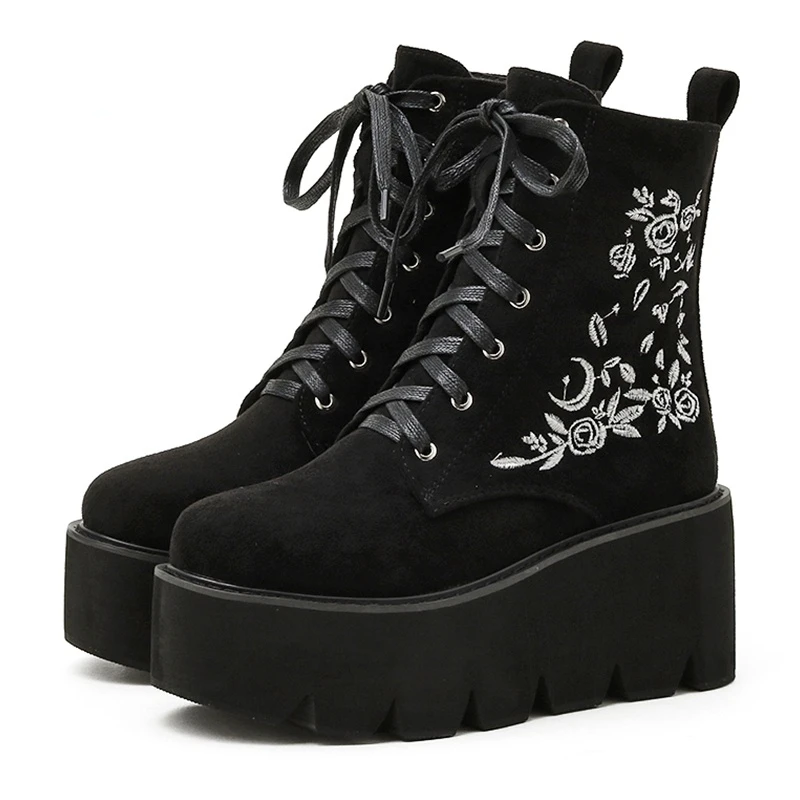 New Retro Gothic Style Embroidered Flower Boots Women Platform Wedge Black Suede Heel Thick Bottom Ankle Boots With Zipper
New Retro Gothic Style Embroidered Flower Boots Women Platform Wedge Black Suede Heel Thick Bottom Ankle Boots With Zipper