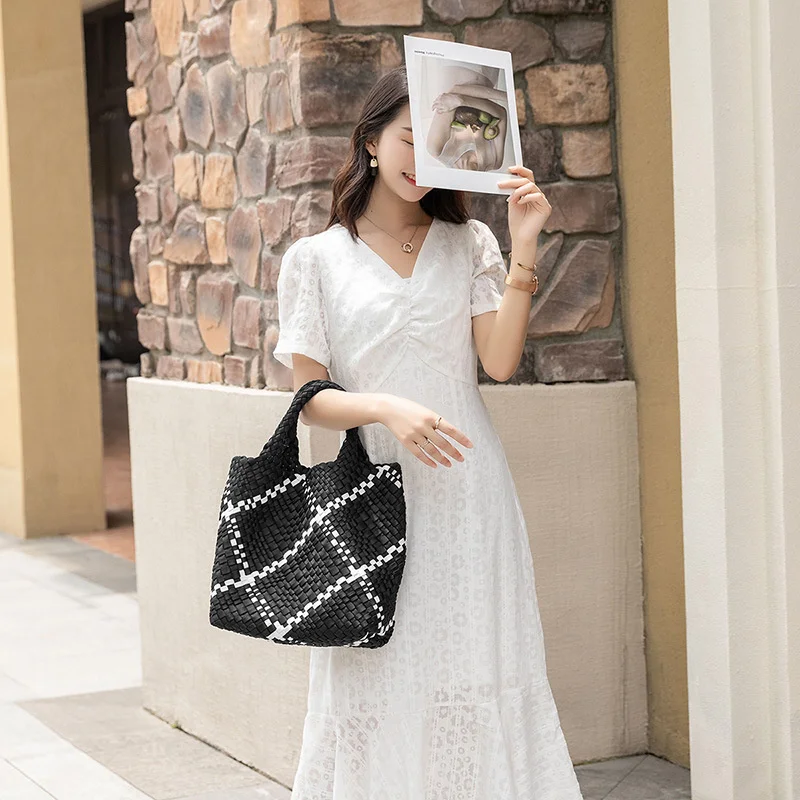 Woven shoulder bag women's 2020 new fashion ins handbag large capacity fashion bag hand woven
Woven shoulder bag women's 2020 new fashion ins handbag large capacity fashion bag hand woven