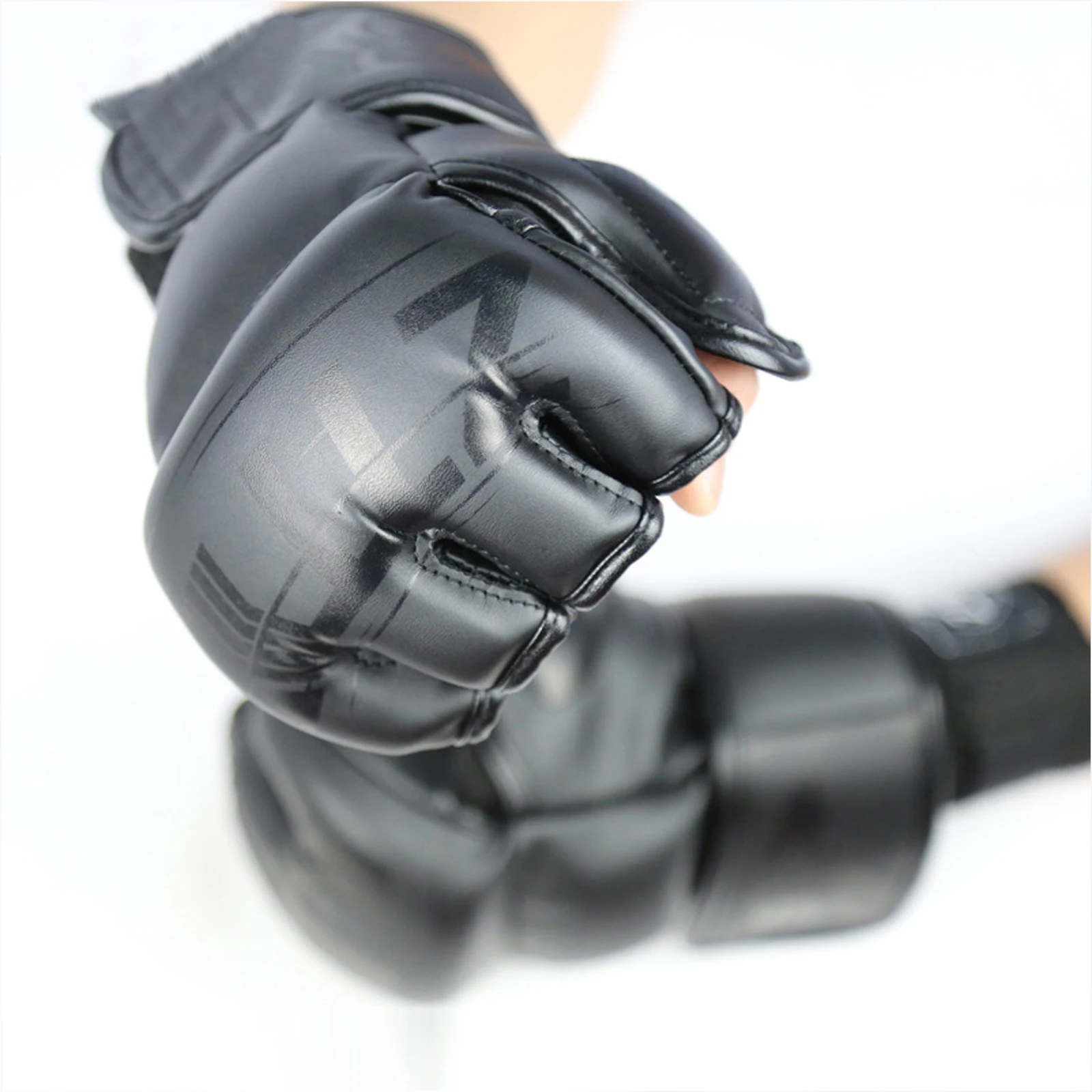 2pcs Boxing Gloves Breathable And Comfortable Training Mitts Wear Resistant Boxing Hand Protector Anti-Fall Taekwondo Gloves
2pcs Boxing Gloves Breathable And Comfortable Training Mitts Wear Resistant Boxing Hand Protector Anti-Fall Taekwondo Gloves