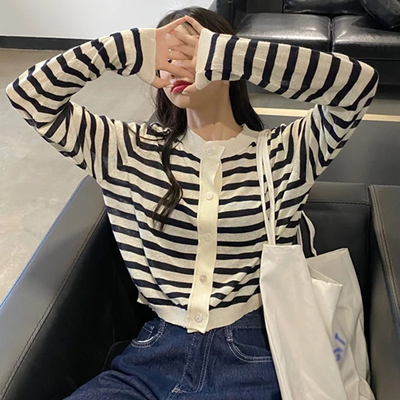 Age-reducing College Style Color Matching Horizontal Stripes Knitted Cardigan Thin Short Jacket Women
Age-reducing College Style Color Matching Horizontal Stripes Knitted Cardigan Thin Short Jacket Women