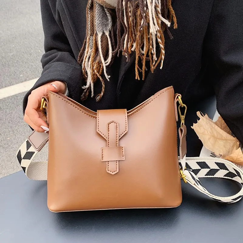 Retro Solid Color Shoulder Bags for Women Designer Quality Pu Leather Hobo Bag Female Simple Wide Strap Crossbody Bag Sac A Main
Retro Solid Color Shoulder Bags for Women Designer Quality Pu Leather Hobo Bag Female Simple Wide Strap Crossbody Bag Sac A Main