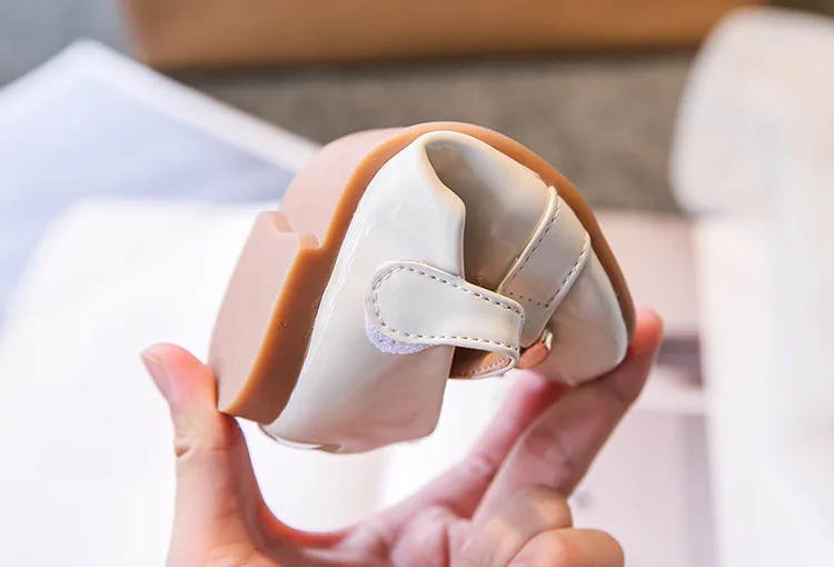 Square Toe Children Shoes Girls Low Heels Autumn Wedding Party Patent Leather Shoes Stylish Princess Girls Dress Shoes 
Square Toe Children Shoes Girls Low Heels Autumn Wedding Party Patent Leather Shoes Stylish Princess Girls Dress Shoes