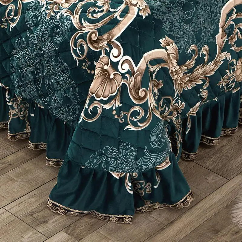 1 Pc Bed cover+2pcs Pillowcases bedding set Aristocratic court bed Cover Crystal velvet Bedspread Pillowcases Lace edge quilt
1 Pc Bed cover+2pcs Pillowcases bedding set Aristocratic court bed Cover Crystal velvet Bedspread Pillowcases Lace edge quilt