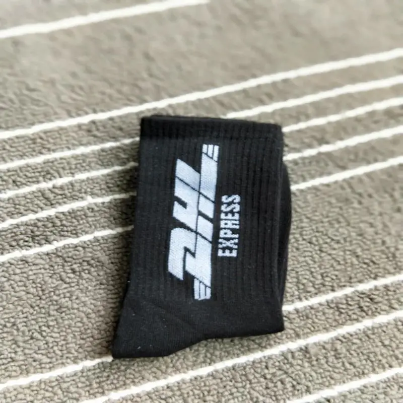 Street INS tide socks men and women sweat-absorbent sports stockings white and black medium-tube letters high-tube cotton socks
Street INS tide socks men and women sweat-absorbent sports stockings white and black medium-tube letters high-tube cotton socks