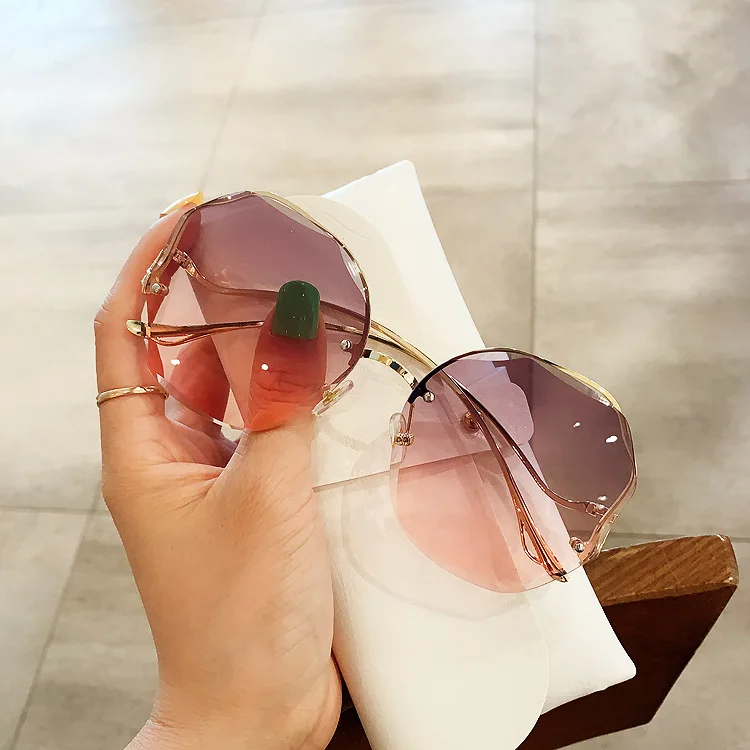 

Cutting Lens Sunglasses for Women 2020 New Brand Round Gradient Elegant Sun Glasses Female Chic Bend Shades Black Brown
