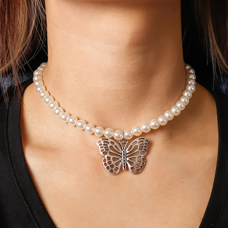 New Fashion Vintage Hollow Butterfly Pendant Pearl Beaded Choker Necklace for Women Female Wedding Clavicle Necklace Jewelry
New Fashion Vintage Hollow Butterfly Pendant Pearl Beaded Choker Necklace for Women Female Wedding Clavicle Necklace Jewelry