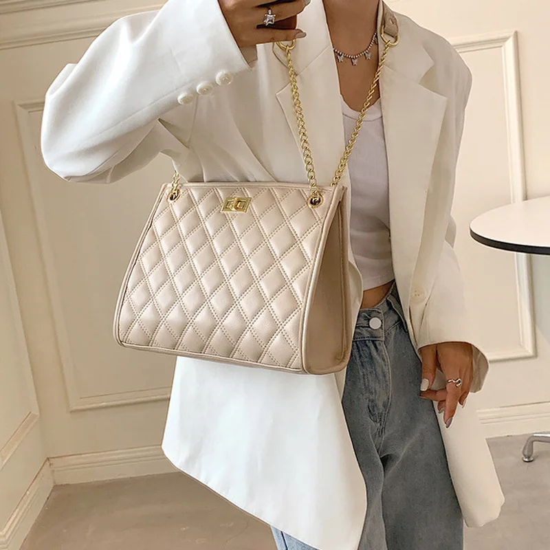 Lattice Square armpit bag 2021 Solid Color PU leather Women's Designer Handbag High capacity Shoulder Messenger Bag B859
Lattice Square armpit bag 2021 Solid Color PU leather Women's Designer Handbag High capacity Shoulder Messenger Bag B859