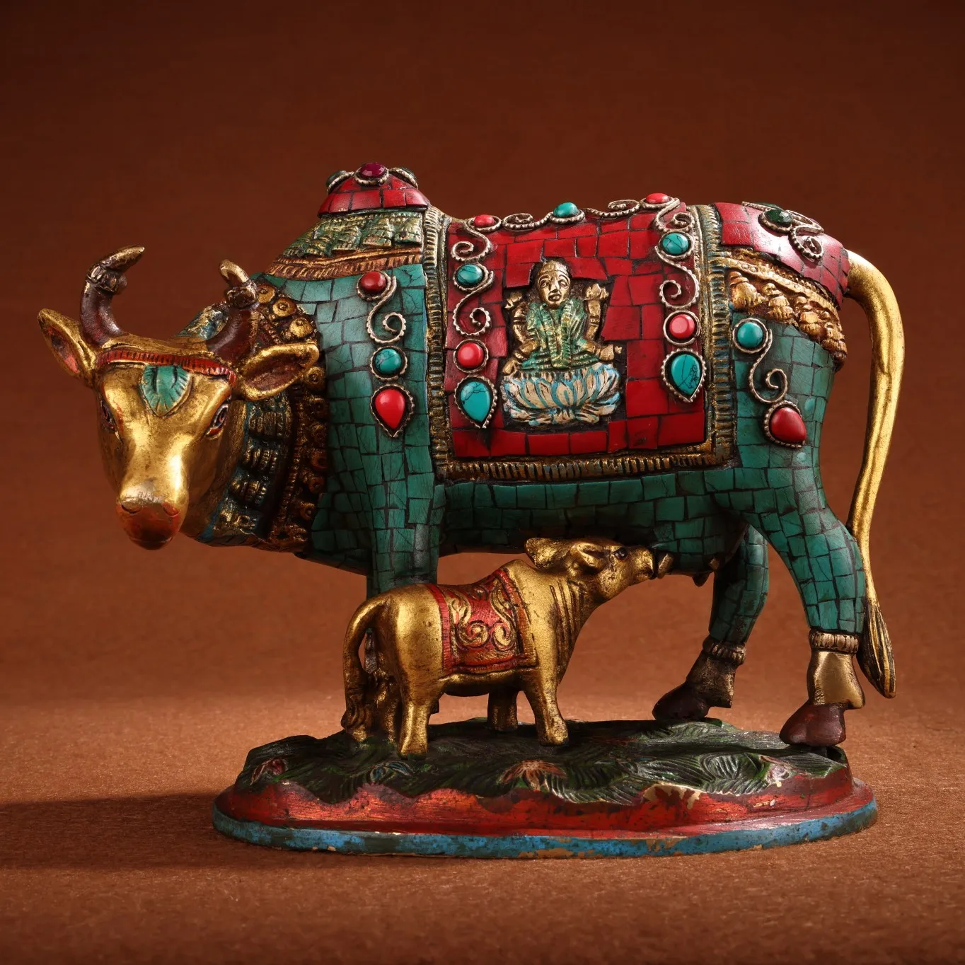 9"Nepal Temple Collection Old Bronze outline in gold mosaic Gem Bull statue Cow Mother and child are safe Ornaments Town House
9"Nepal Temple Collection Old Bronze outline in gold mosaic Gem Bull statue Cow Mother and child are safe Ornaments Town House