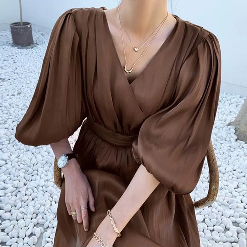 Sister Fara Chic V-Neck Summer Women's Dress 2021 Folds Short Lantern Sleeve Elegant Loose Casual Mid Dresses for Women 2021 
Sister Fara Chic V-Neck Summer Women's Dress 2021 Folds Short Lantern Sleeve Elegant Loose Casual Mid Dresses for Women 2021