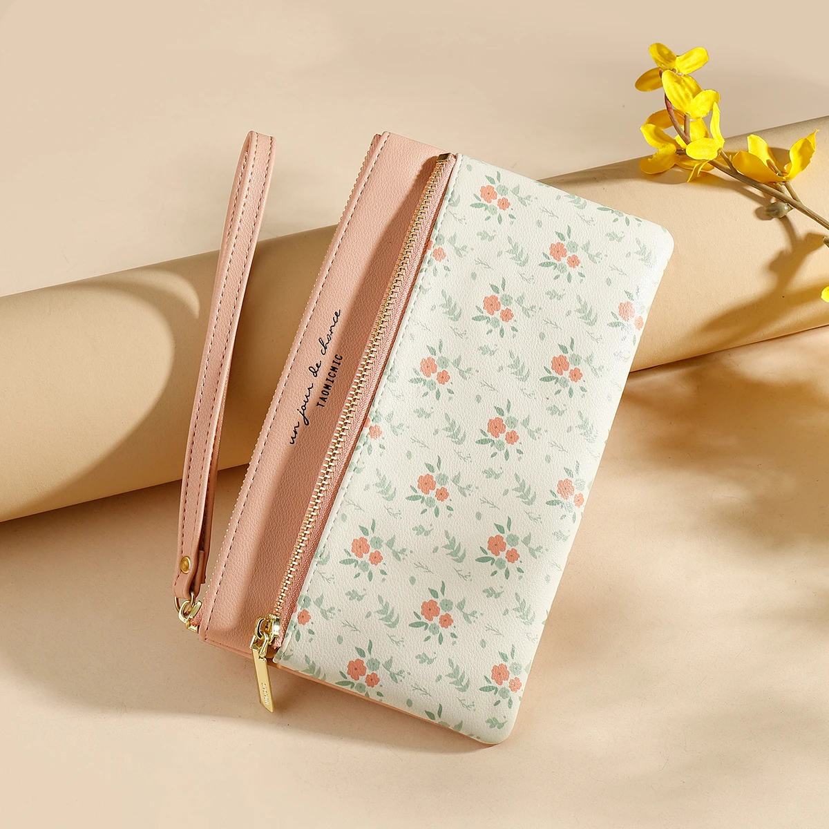 Floral Wallet Female Hand Holding Zipper Coin Purse Storage Bag
Floral Wallet Female Hand Holding Zipper Coin Purse Storage Bag
