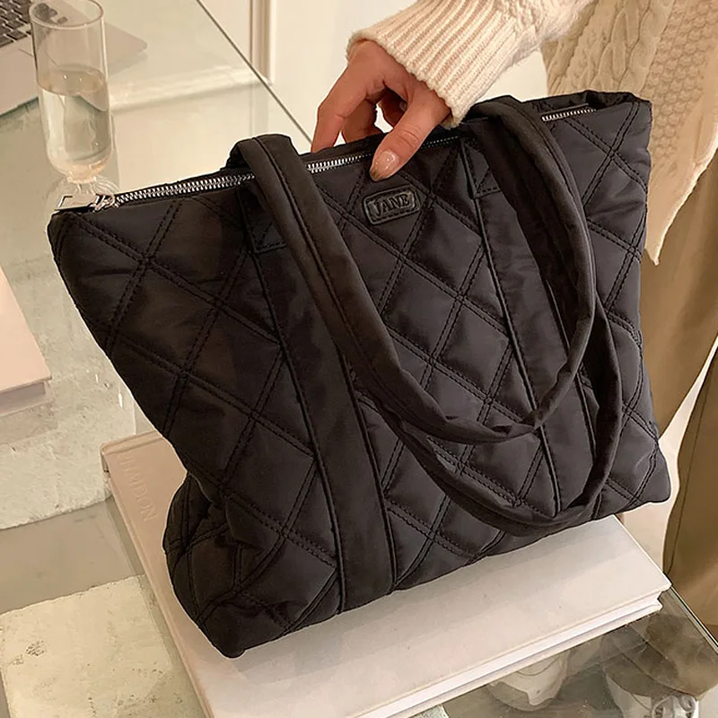 Luxury Designer Big Nylon Shoulder Crossbody Bags for Women 2021 Hit Winter Branded Trending Handbags Shopping Purses Lady Bag
Luxury Designer Big Nylon Shoulder Crossbody Bags for Women 2021 Hit Winter Branded Trending Handbags Shopping Purses Lady Bag
