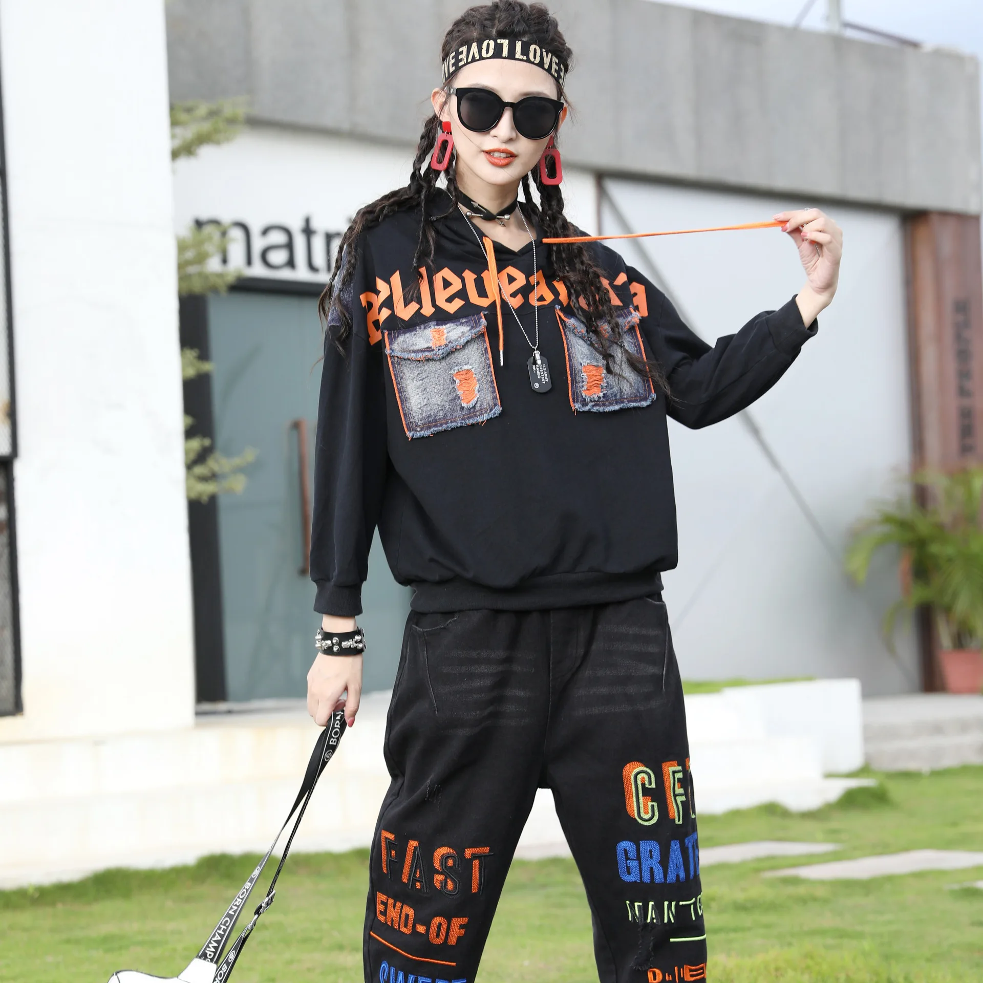 2020 autumn new Korean version loose large size letter printing stitching hooded women's pullover long sleeve sweater
2020 autumn new Korean version loose large size letter printing stitching hooded women's pullover long sleeve sweater