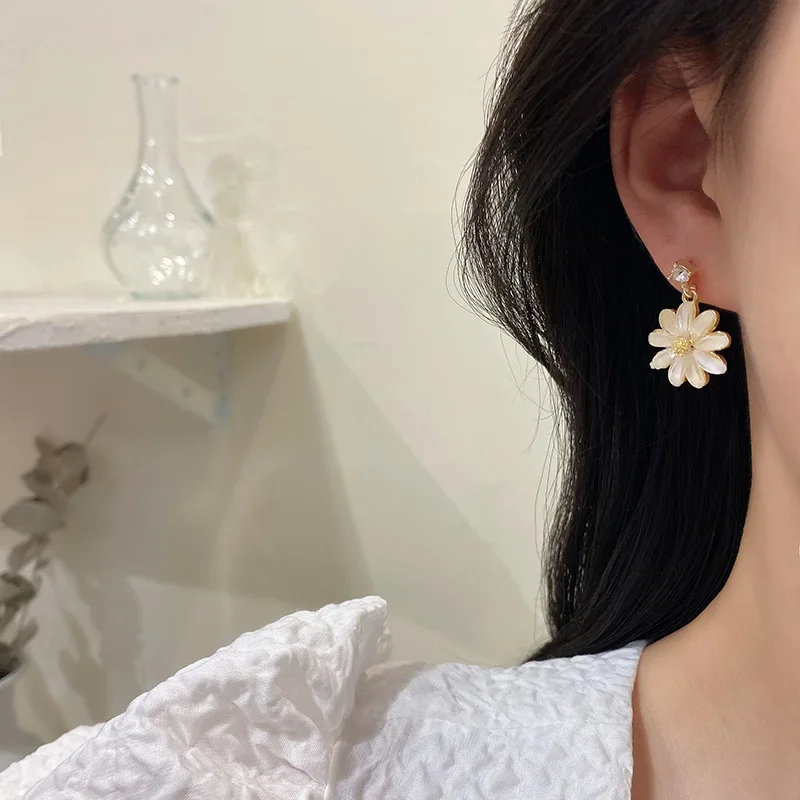 Crystal small daisy earrings female simple small fresh earrings earrings retro exquisite earrings
Crystal small daisy earrings female simple small fresh earrings earrings retro exquisite earrings