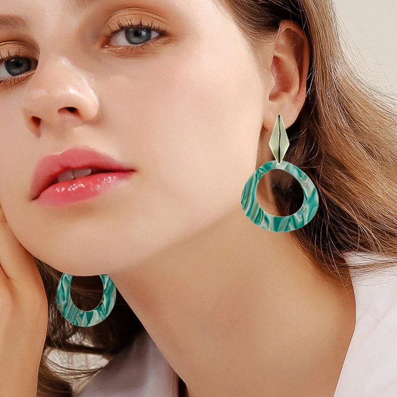 New high-end atmosphere personality resin ladies earrings exaggerated water drop shape green texture 925 silver needle earrings
New high-end atmosphere personality resin ladies earrings exaggerated water drop shape green texture 925 silver needle earrings