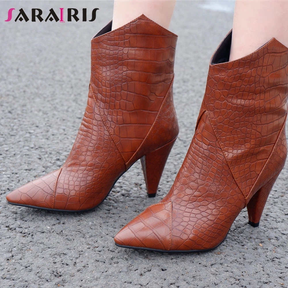 Женские ботинки с острым носком, на высоком каблуке 
Женские ботинки с острым носком, на высоком каблуке