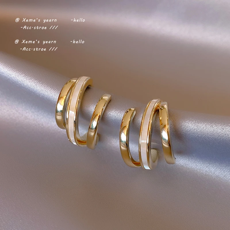 2021 New Metal Three Circle Design Earrings White Enamel Simple jewelry Korean Fashion Accessories For Woman Girls Pair Gift
2021 New Metal Three Circle Design Earrings White Enamel Simple jewelry Korean Fashion Accessories For Woman Girls Pair Gift
