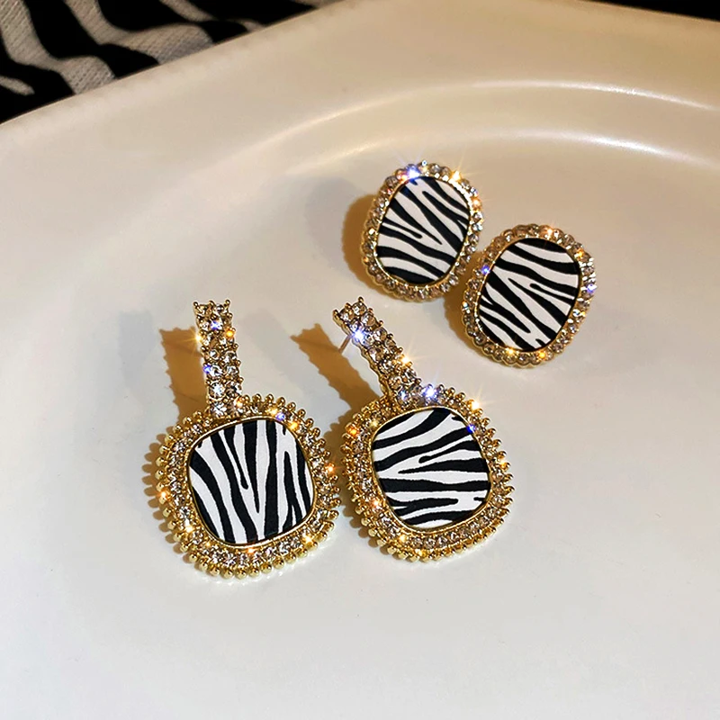 New Trendy Exquisite Geometric Stripes Drop Earrings for Women Girl High Quality Jewelry Bling AAA Zircon S925 Needle Party Gift
New Trendy Exquisite Geometric Stripes Drop Earrings for Women Girl High Quality Jewelry Bling AAA Zircon S925 Needle Party Gift