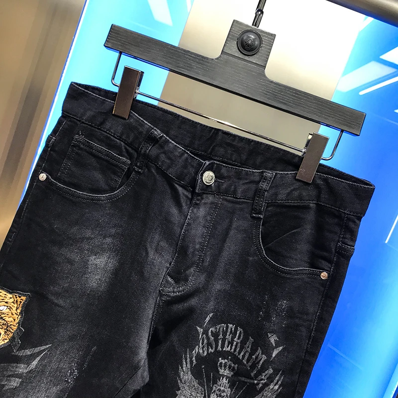 Youth autumn men 2020 new leisure crown letter print tiger embroidery label elastic slim fit versatile cool jeans fashion men
Youth autumn men 2020 new leisure crown letter print tiger embroidery label elastic slim fit versatile cool jeans fashion men