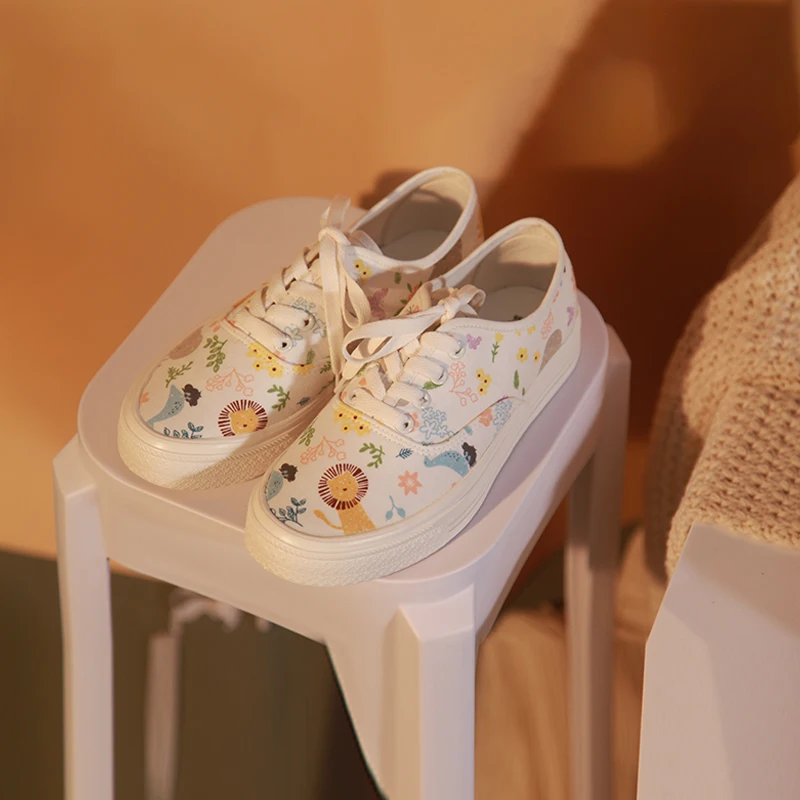 2021 spring and autumn women's canvas shoes Japanese cartoon cute print thick-soled students all-match casual shoes trend.
2021 spring and autumn women's canvas shoes Japanese cartoon cute print thick-soled students all-match casual shoes trend.