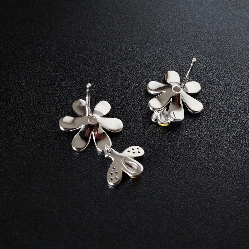 Buyee 100% 925 Sterling Silver Lovely Asymmetric Earrings Vivid Chrysanthemum and Bee Earring for Women Fashion Party Jewelry
Buyee 100% 925 Sterling Silver Lovely Asymmetric Earrings Vivid Chrysanthemum and Bee Earring for Women Fashion Party Jewelry