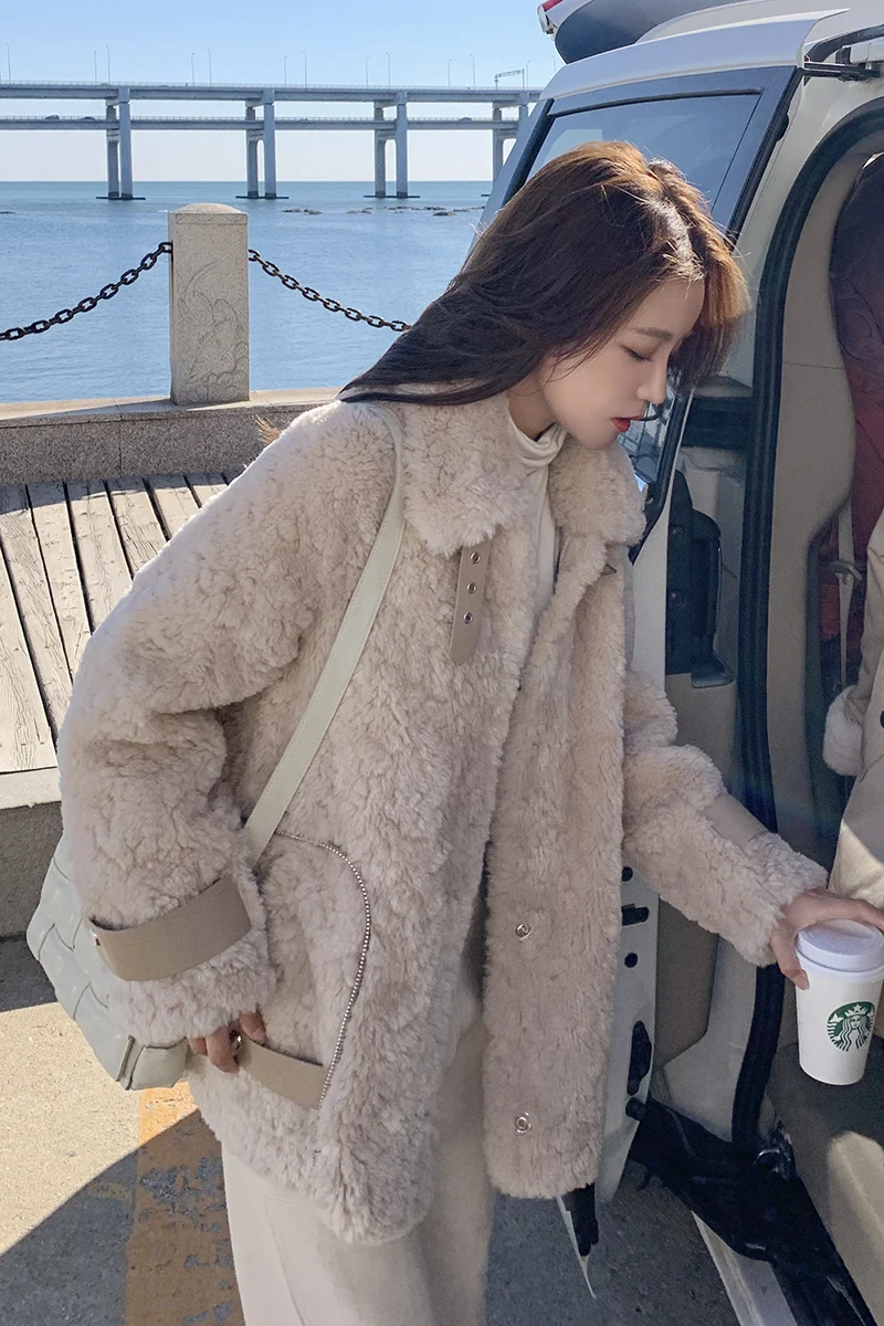 2020 New Autumn Winter Berber Fleece Short Coat Furry Fur Integrated Lamb Plush Coat Women
2020 New Autumn Winter Berber Fleece Short Coat Furry Fur Integrated Lamb Plush Coat Women