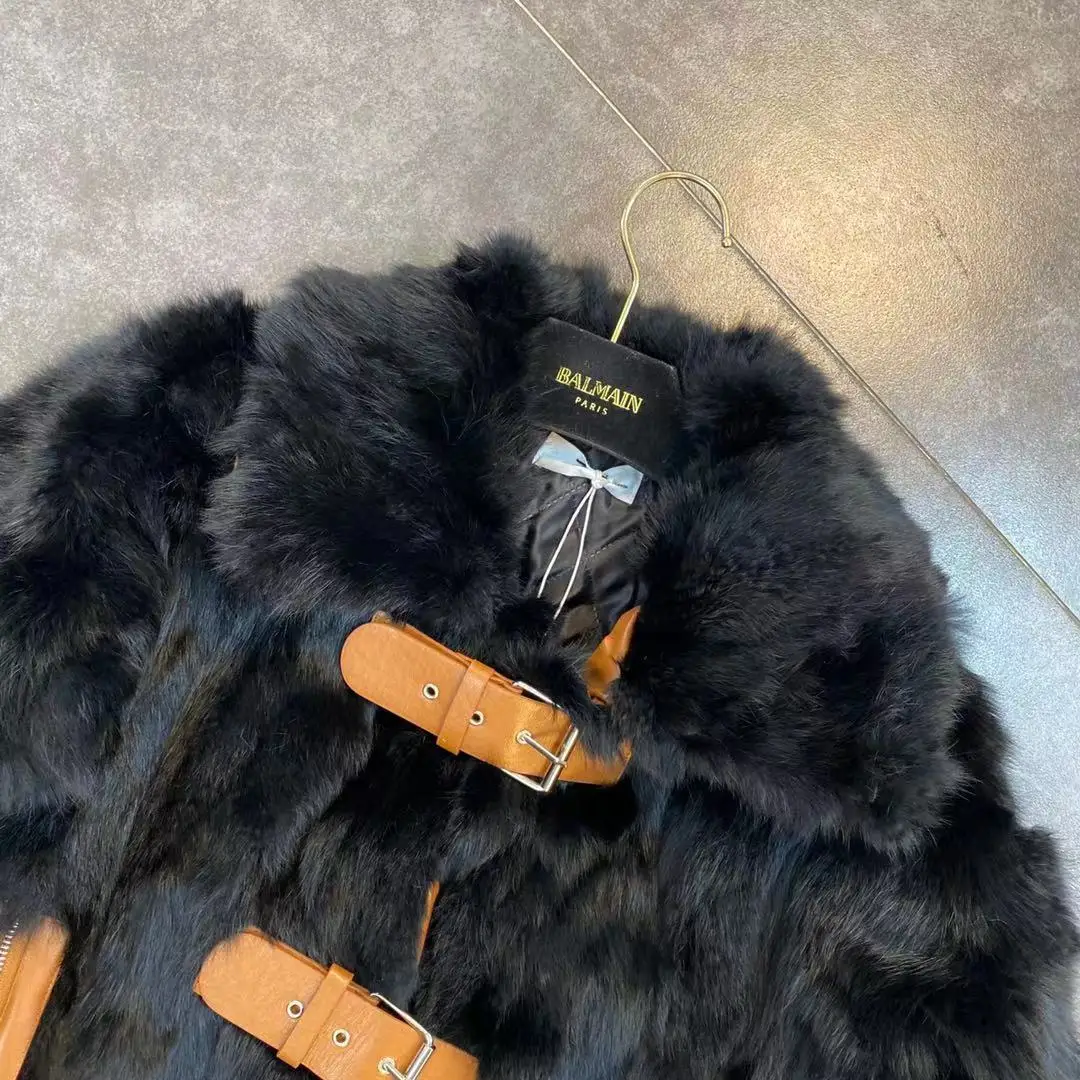 ZCSMLL 2021 Lapel Long Sleeve Jacket Stitching PU Double Button Design Streetwear Fashion Woman Fur Coat Loose Style
ZCSMLL 2021 Lapel Long Sleeve Jacket Stitching PU Double Button Design Streetwear Fashion Woman Fur Coat Loose Style
