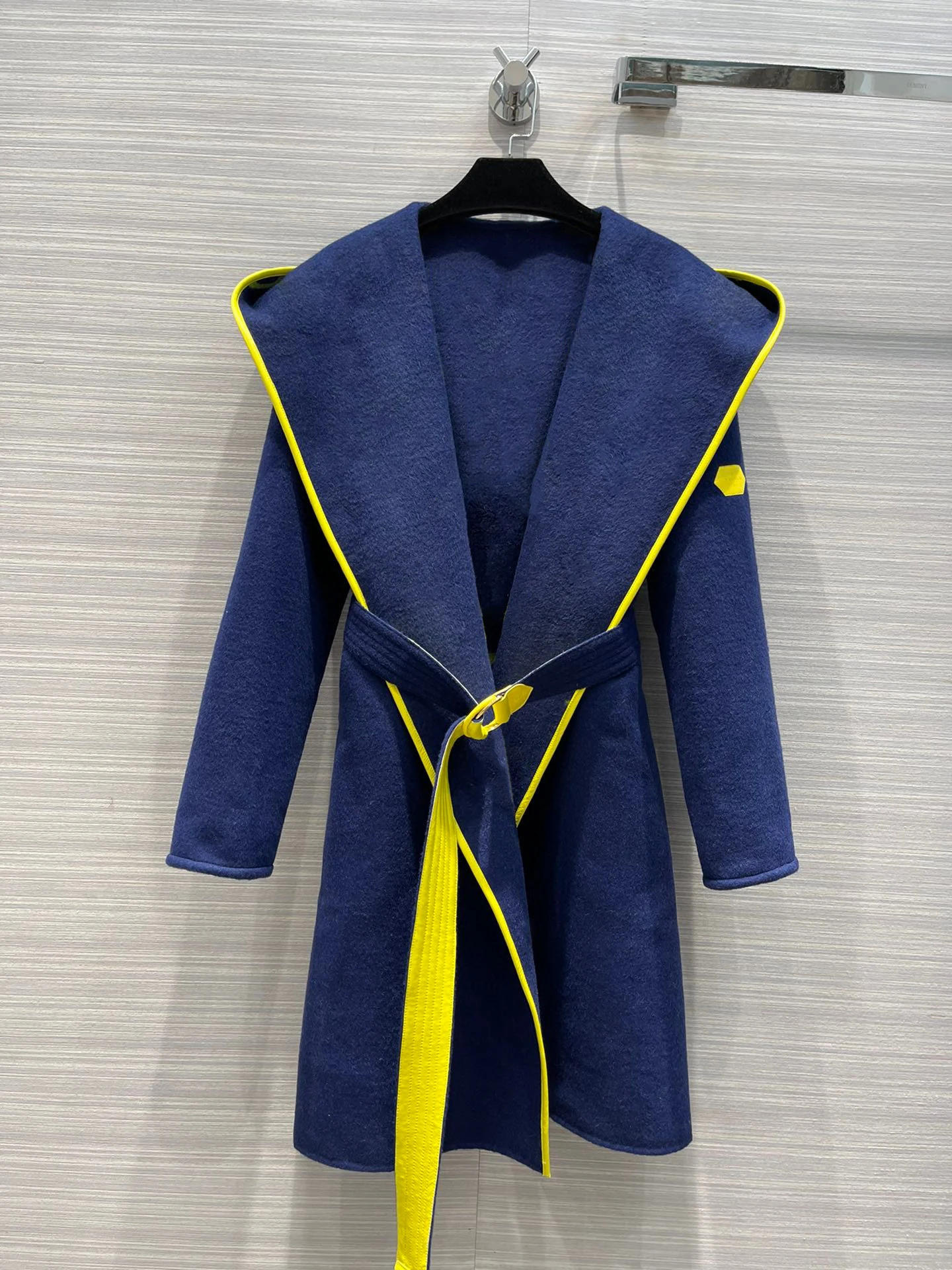 Luxury Designer Women's Autumn Wool Blends Coat Fashion Brand Clothing Female Hoodie Jacket Vintage Overcoat Matching Belt
Luxury Designer Women's Autumn Wool Blends Coat Fashion Brand Clothing Female Hoodie Jacket Vintage Overcoat Matching Belt