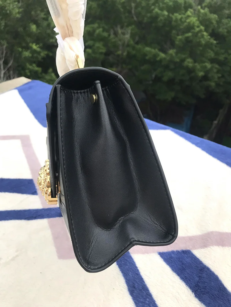 2021 summer new calfskin women's bag simple Camellia hand bag women's one shoulder slant span bag
2021 summer new calfskin women's bag simple Camellia hand bag women's one shoulder slant span bag