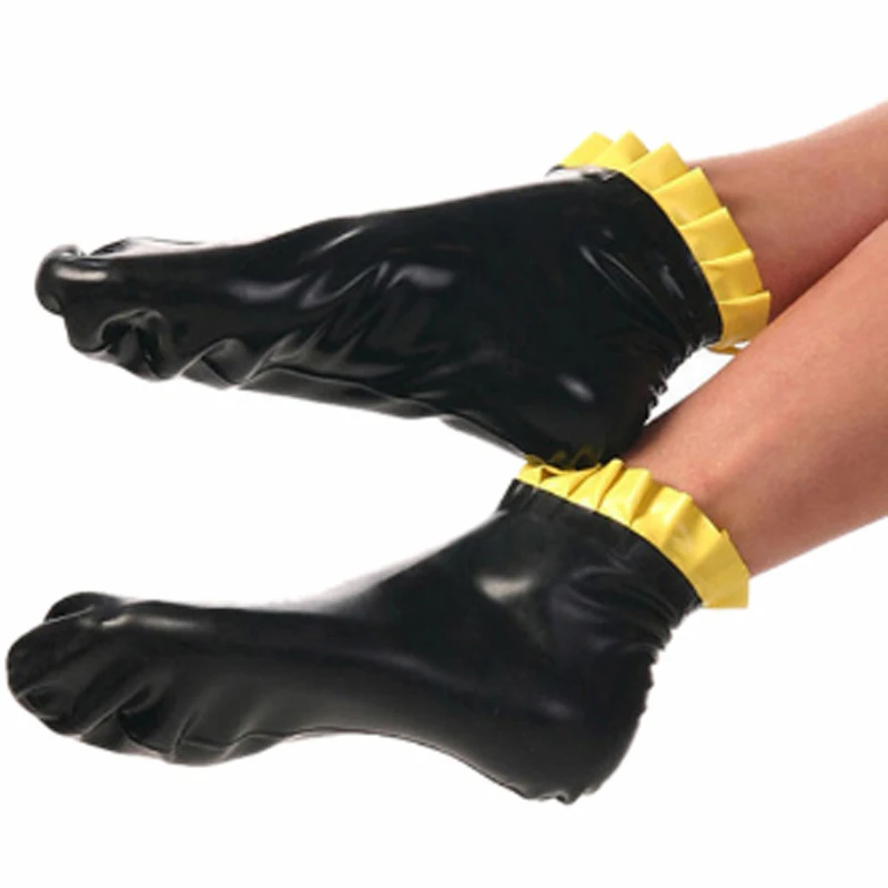 Черные и желтые сексуальные короткие резиновые латексные носки с маленькими оборками в верхней части 
Черные и желтые сексуальные короткие резиновые латексные носки с маленькими оборками в верхней части