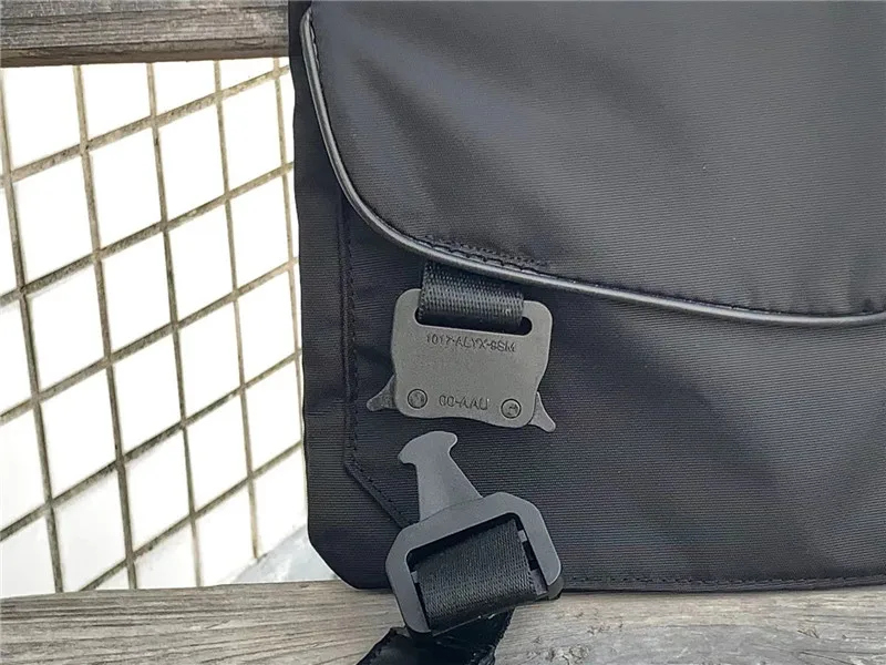 1017 ALYX 9SM Satchel Men Women 1:1 Alyx Bag High Quality Nylon Backpack Letters Press Button Inside Tee
1017 ALYX 9SM Satchel Men Women 1:1 Alyx Bag High Quality Nylon Backpack Letters Press Button Inside Tee