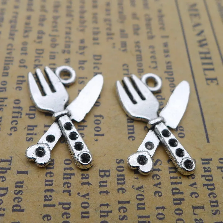 20pcs/Lot 21x15mm Antique Silver Color Knives And Forks Charms Pendant For Jewelry Making DIY Jewelry Findings
20pcs/Lot 21x15mm Antique Silver Color Knives And Forks Charms Pendant For Jewelry Making DIY Jewelry Findings