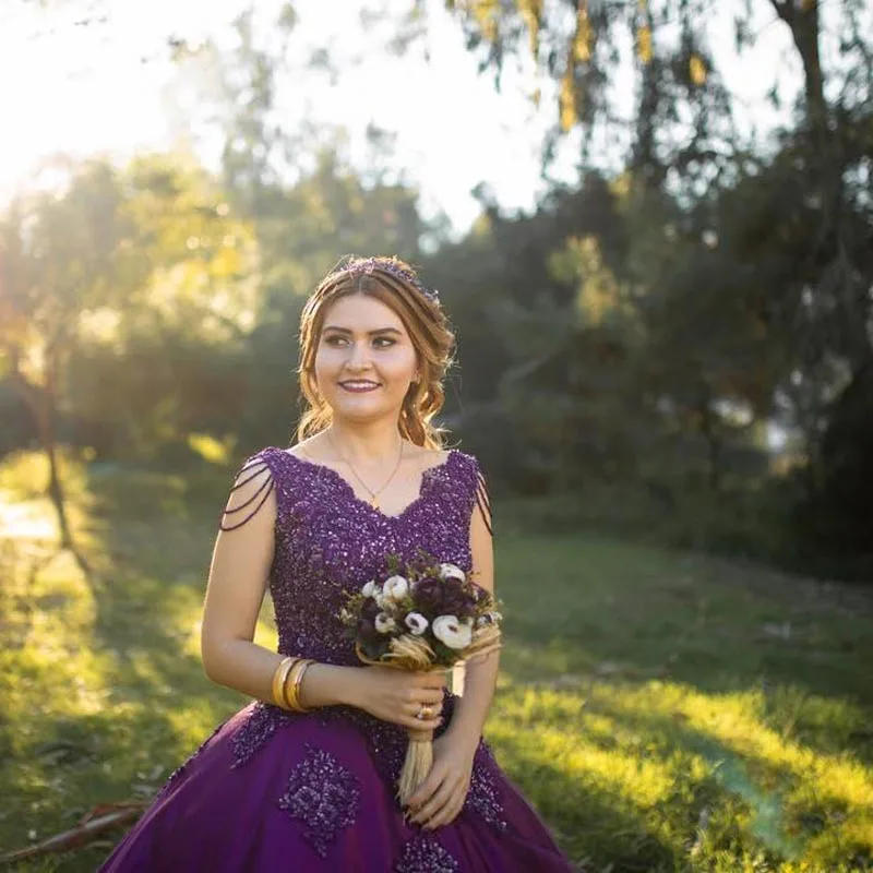 2021 Purple Quinceanera Dresses for 16 Year Ball Gown Vintage Appliques Bodice Sexy V Neck Formal Birthday Party Dress
2021 Purple Quinceanera Dresses for 16 Year Ball Gown Vintage Appliques Bodice Sexy V Neck Formal Birthday Party Dress