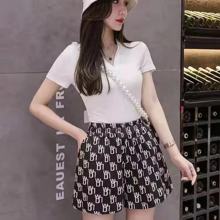 New summer letters Hong Kong style wide-leg shorts elastic waist thin section high waist thin five-point pants for men and women
New summer letters Hong Kong style wide-leg shorts elastic waist thin section high waist thin five-point pants for men and women