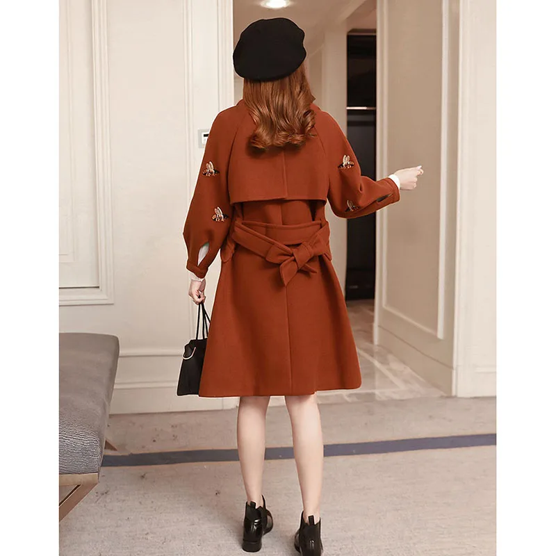 2020 Fashion Women Windbreaker Long Section Large Size Lapel Embroidery Belt Woolen Jacket Elegant Coat Outerwear Autumn Winter
2020 Fashion Women Windbreaker Long Section Large Size Lapel Embroidery Belt Woolen Jacket Elegant Coat Outerwear Autumn Winter