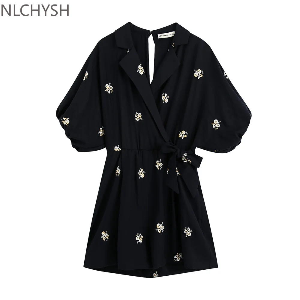 2020 summer women's new French double V-neck short-sleeved wild waist slim embroidered lace-up jumpsuit
2020 summer women's new French double V-neck short-sleeved wild waist slim embroidered lace-up jumpsuit