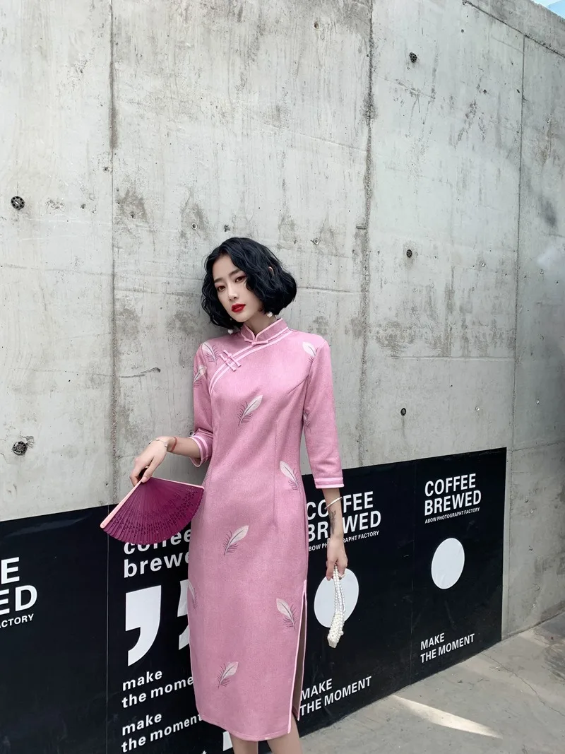 2020 new style cheongsam autumn and winter fashion and generous everyday young style feather print mid-length improved cheongsam
2020 new style cheongsam autumn and winter fashion and generous everyday young style feather print mid-length improved cheongsam
