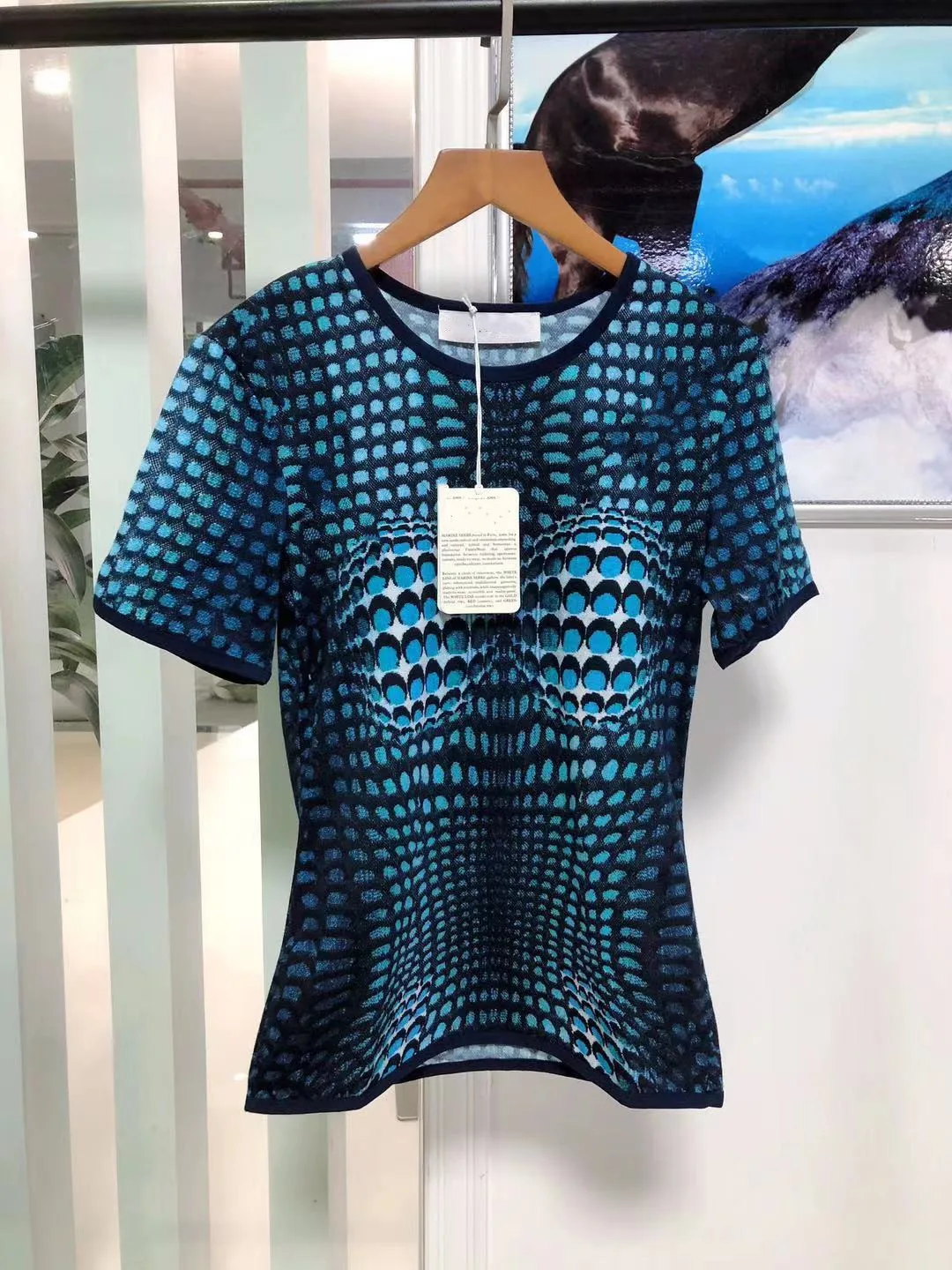 2021 summer new blue slim fashion pattern stretch fabric black hemmed women's T-shirt
2021 summer new blue slim fashion pattern stretch fabric black hemmed women's T-shirt