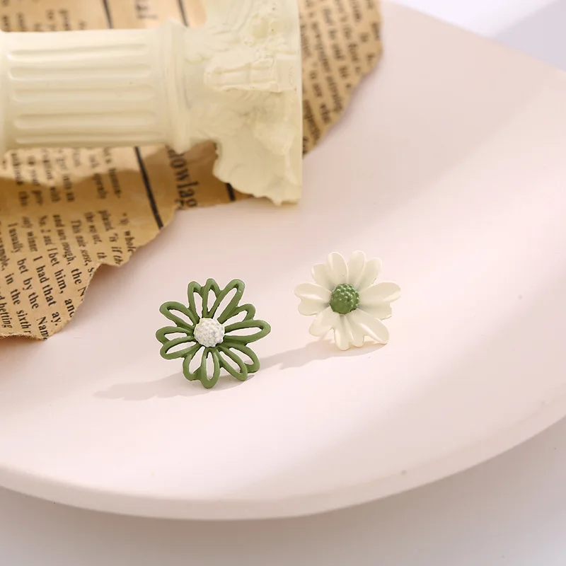 Корейские темпераментные серьги-клипсы в виде маленькой маргаритки, женские серьги-клипсы без пирсинга с полыми маленькими цветами
Корейские темпераментные серьги-клипсы в виде маленькой маргаритки, женские серьги-клипсы без пирсинга с полыми маленькими цветами