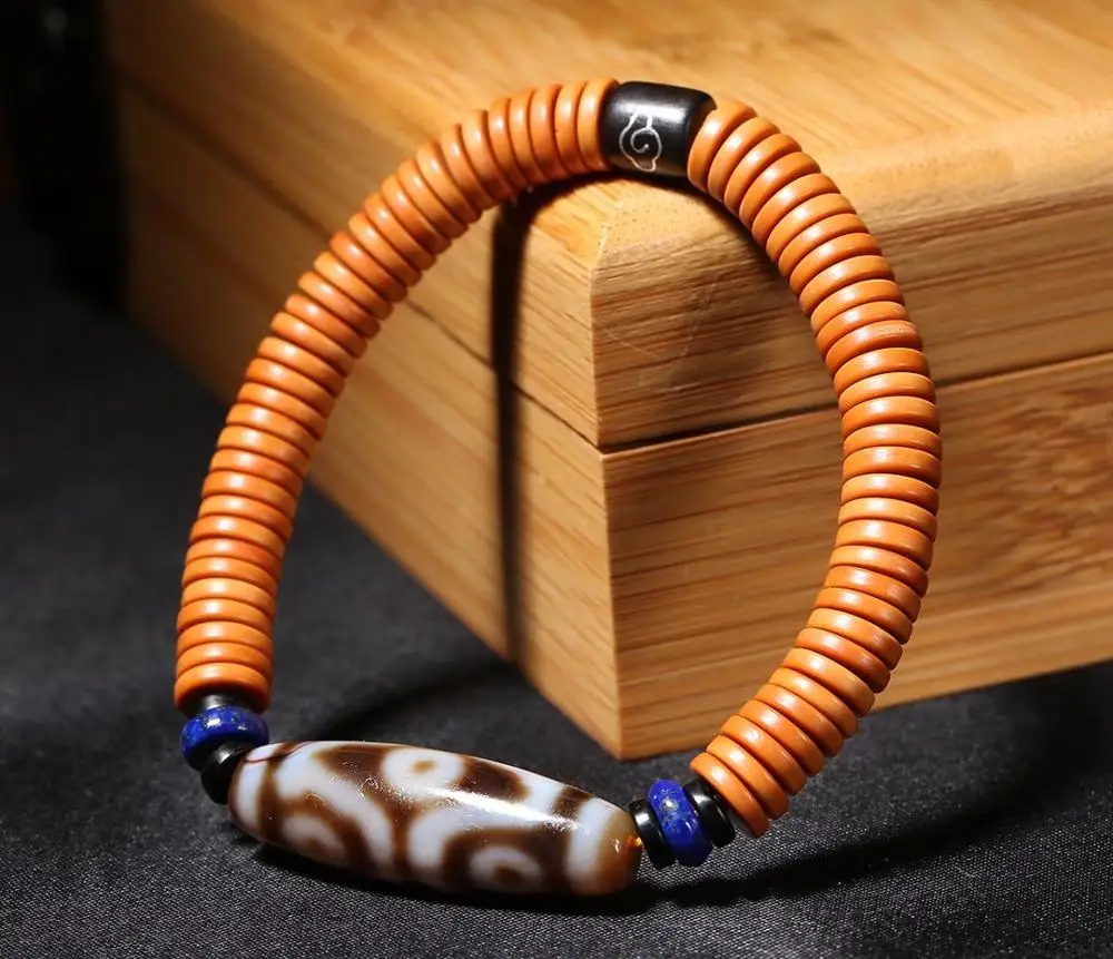 Cinnabar coated edge high oily super old material six-eye dzi beads Tibetan high magnetic field dzi 36*13mm with natural olive s
Cinnabar coated edge high oily super old material six-eye dzi beads Tibetan high magnetic field dzi 36*13mm with natural olive s