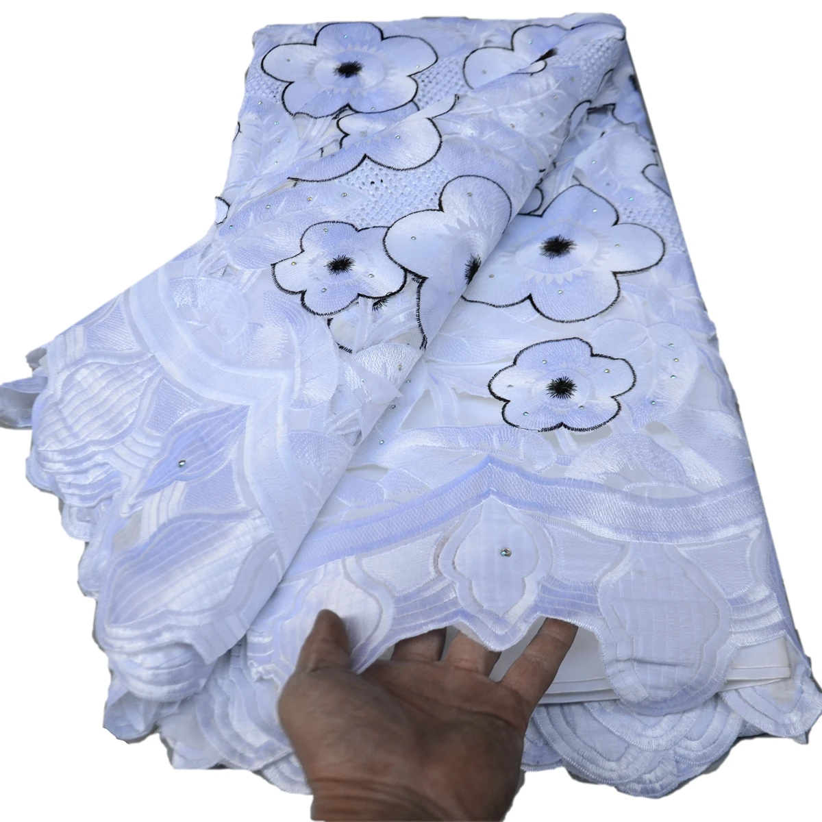 New design white black high quality African lace fabric 2022 embroidery swiss voile lace fabric with stones for big occasional
New design white black high quality African lace fabric 2022 embroidery swiss voile lace fabric with stones for big occasional