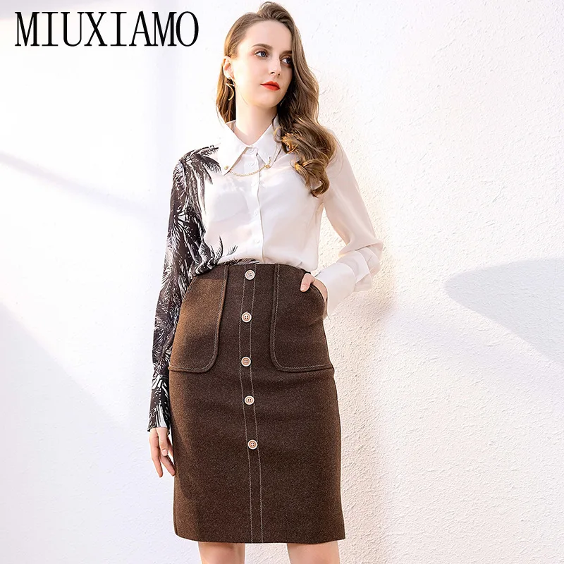 MIUXIMAO 2020 Spring Retro Polo Collar Chain Printed 100% Silk Shirts Sheath Medium Length Skirt Suits Women Two Piece Set
MIUXIMAO 2020 Spring Retro Polo Collar Chain Printed 100% Silk Shirts Sheath Medium Length Skirt Suits Women Two Piece Set