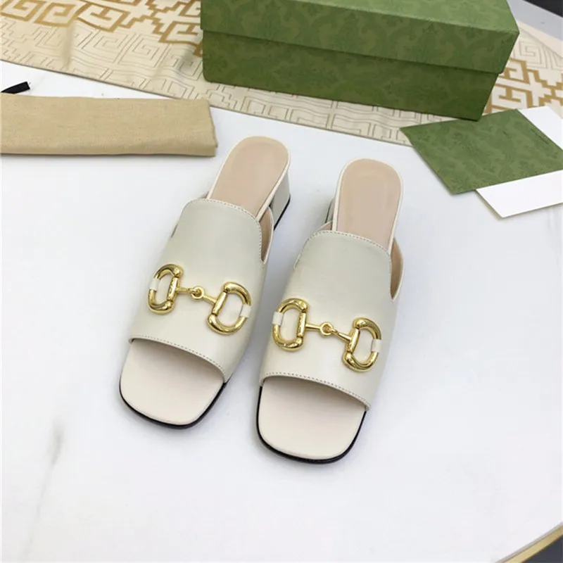 Luxury Designer Early Spring New Horse Clasp Thick Heel Shoes Classic Colors Casual Middle Heel Open Toe High Heel Slippers 
Luxury Designer Early Spring New Horse Clasp Thick Heel Shoes Classic Colors Casual Middle Heel Open Toe High Heel Slippers