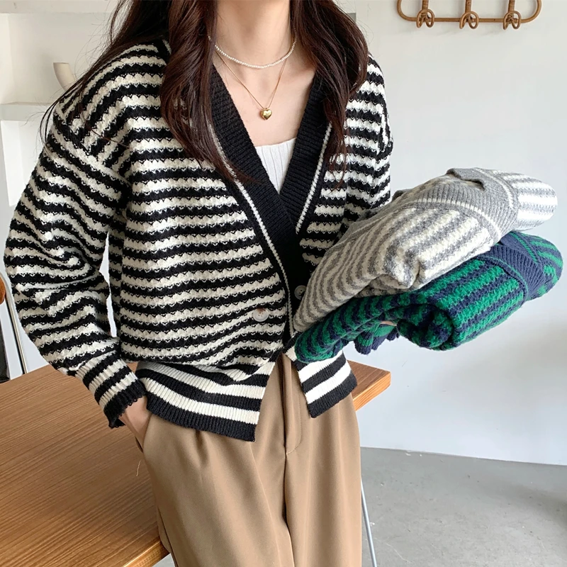 Stripe Women Short Cardigan Knitted Sweater Autumn Winter Long Sleeve V neck Jumper Casual Streetwear Fashion Pull Femme Coat
Stripe Women Short Cardigan Knitted Sweater Autumn Winter Long Sleeve V neck Jumper Casual Streetwear Fashion Pull Femme Coat