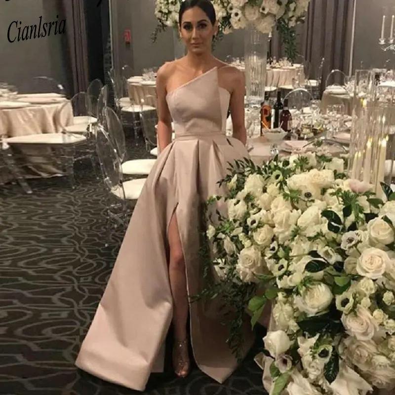 Champagne Simple Satin Strapless High Split Evening Dress With Pockets Sleeveless Dubai Arabic Long Formal Evening Party Dresses
Champagne Simple Satin Strapless High Split Evening Dress With Pockets Sleeveless Dubai Arabic Long Formal Evening Party Dresses