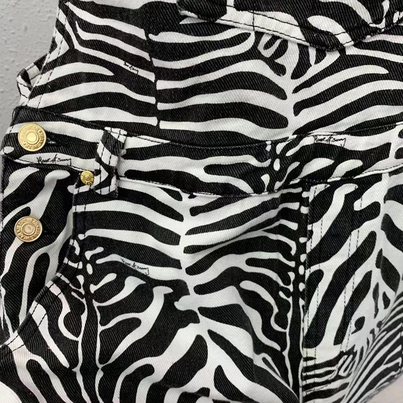 TWOTWINSTYLE Zebra Pattern Denim Overalls For Women Square Collar Sleeveless High Waist Loose Trousers Female 2021 Fashion Style
TWOTWINSTYLE Zebra Pattern Denim Overalls For Women Square Collar Sleeveless High Waist Loose Trousers Female 2021 Fashion Style