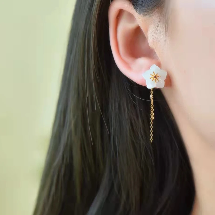 18K gold inlaid Hetian white jade earrings exquisite and moisturized jade majestic noble exquisite fashionable and noble jewelry
18K gold inlaid Hetian white jade earrings exquisite and moisturized jade majestic noble exquisite fashionable and noble jewelry