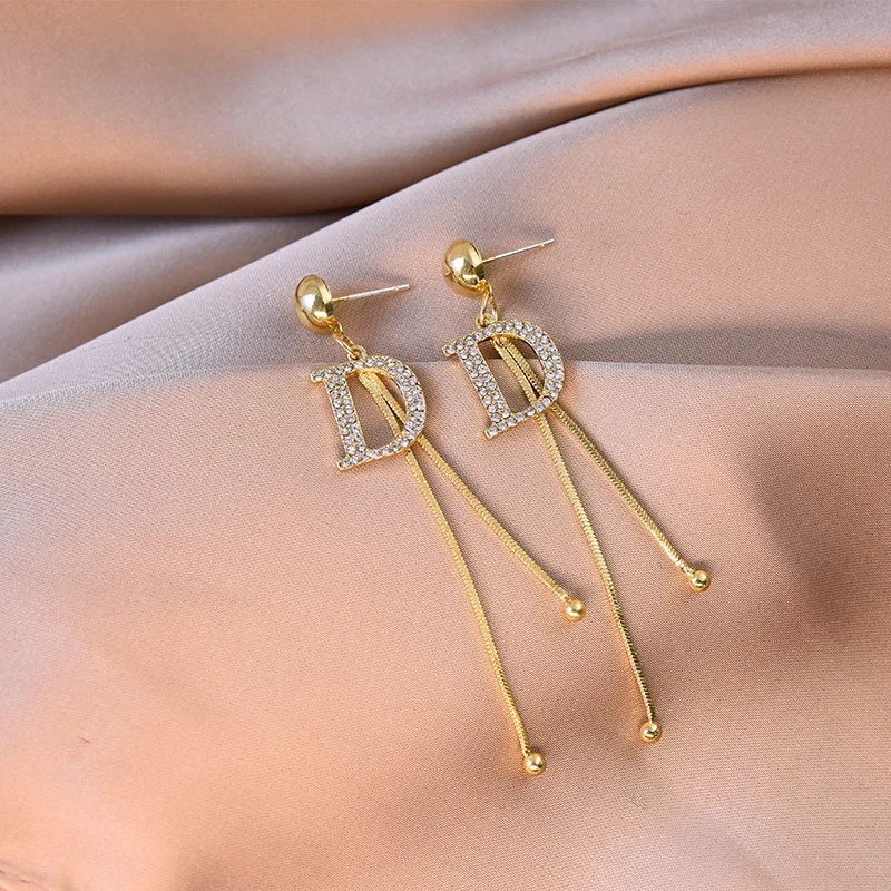Rhinestone letter D Long Tassel Earrings For Women Fiashion Personality Jewelry 2021 Trend Dangle Earrings Birthday Party Gift
Rhinestone letter D Long Tassel Earrings For Women Fiashion Personality Jewelry 2021 Trend Dangle Earrings Birthday Party Gift