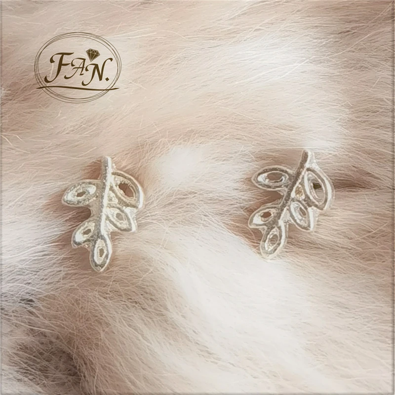 2021 New Trend Hot Sale Amazing Cute Lovely Small Silver Color Leaves Style Fashion Stud Earrings Perfect Gift for Girls & Women
2021 New Trend Hot Sale Amazing Cute Lovely Small Silver Color Leaves Style Fashion Stud Earrings Perfect Gift for Girls & Women