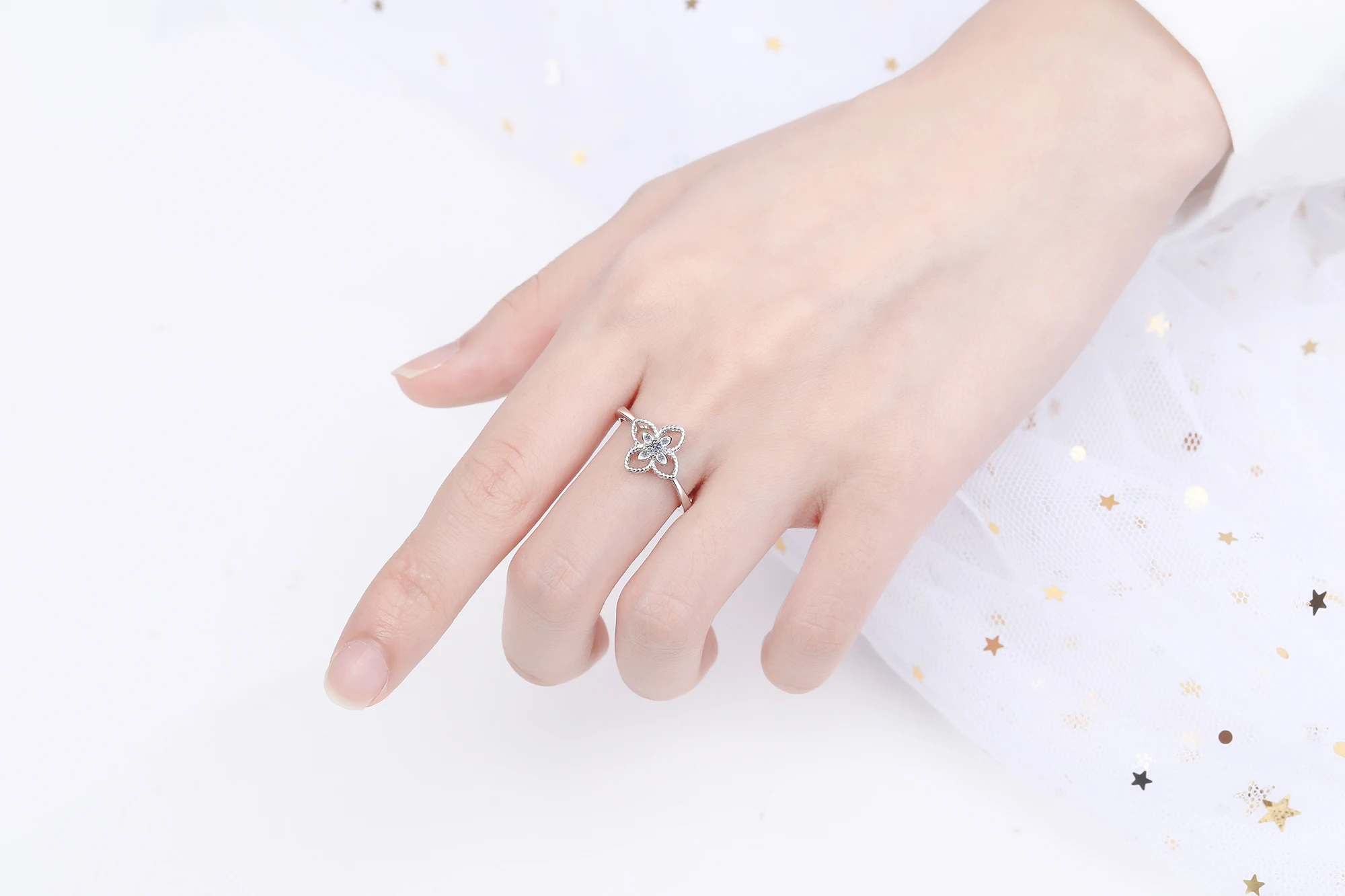 ANZIW 925 Sterling Silver Moissanite Diamond 0.04CT Double Clover Fashion Engagement Ring For Women Jewelry Gifts
ANZIW 925 Sterling Silver Moissanite Diamond 0.04CT Double Clover Fashion Engagement Ring For Women Jewelry Gifts