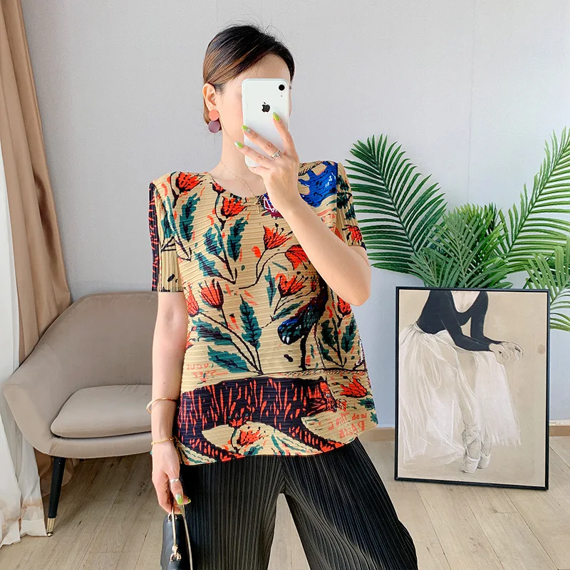 Issey Miyake designer women's pleated summer short-sleeved T-shirt women's autumn new yellow large size shirt short
Issey Miyake designer women's pleated summer short-sleeved T-shirt women's autumn new yellow large size shirt short